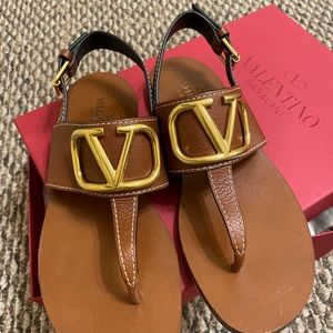 Valentino Garavani
VLOGO thong-strap sandals